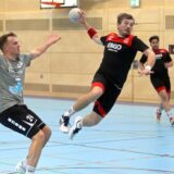 Auf und neben dem Feld gefordert: Maximilian Friedrich (M.) muss noch die Trainer-Fragen für die neue Saison beantworten.
