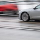 Zwei Autos fahren auf einer Straße
