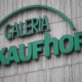 Galeria-Logo auf der Außenwand einer Filiale