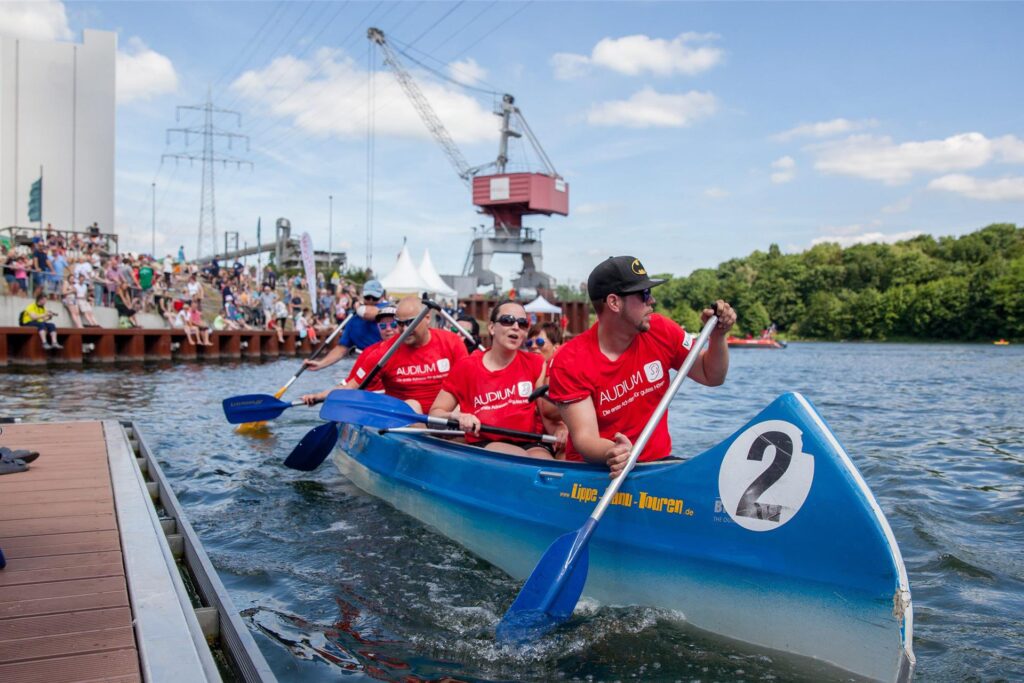 Ein Paddelboot mit Besatzung im Stadthafen Recklinghausen. Ein Paddelboot mit Besatzung im Stadthafen Recklinghausen.