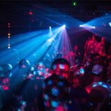 Menschen feiern in einem Club.