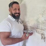 Maler Bekir Durmuş aus Recklinghausen bei der Gestaltung einer Wand.