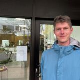 Edin Dzananovic schneidet mit seinem Team den Kundinnen am Samstag, 27. April 2024, die Haare für 99 Cent. Das ist eine Aktion zum Umzug seines Salons Coiffeur Edin zur Oberen Münsterstraße.