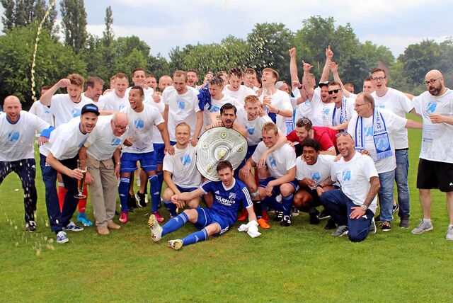 Feierten in Gelsenkirchen-Erle ihren Landesliga-Aufstieg: die Bezirksliga-Fußballer des SV Wacker Obercastrop und ihre Anhänger.