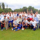 Feierten in Gelsenkirchen-Erle ihren Landesliga-Aufstieg: die Bezirksliga-Fußballer des SV Wacker Obercastrop und ihre Anhänger.