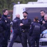 Dutzende Polizei-Mannschaftswagen waren am Freitagabend (26.4.2024) im Einsatz: eine geplante und aufwendig durchgeführte Razzia zur Festnahme von Tatverdächtigen.