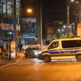 Ein Einsatzfahrzeug der Polizei steht am späten Abend an der Kampstraße in Dortmund.