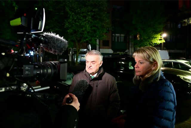 Innenminister Herbert Reul und Polizeipräsidentin Friederike Zurhausen nach Mitternacht bei der Razzia im Café Bomba in Marl-Hüls.