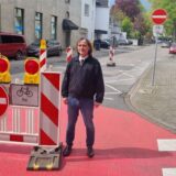 Reinhard Goldbeck steht an einer Absperrbake an der Ecke Beisinger Weg/ Dorstener Straße in Recklinghausen.