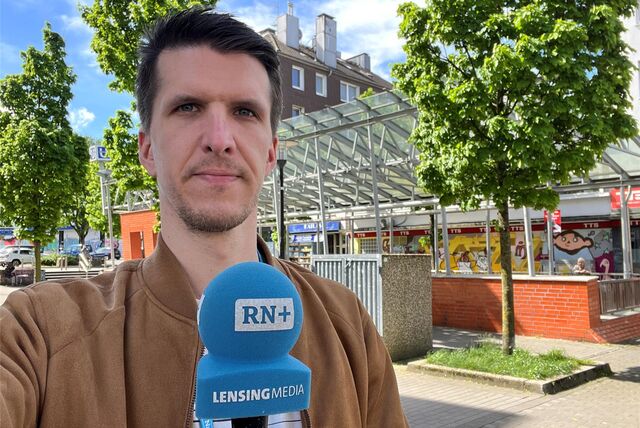 RN-Reporter Kevin Kindel steht auf dem Heinrich-Schmitz-Platz, wo ein 49-Jähriger niedergestochen und lebensgefährlich verletzt wurde.