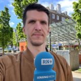 RN-Reporter Kevin Kindel steht auf dem Heinrich-Schmitz-Platz, wo ein 49-Jähriger niedergestochen und lebensgefährlich verletzt wurde.