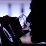 Nach dem Genuss von Alkohol setzt sich ein Mann ans Steuer seines Wagens. Er hat 1,31 Promille. Auf der Autobahn wird er von der Polizei gestoppt. (Symbolfoto)
