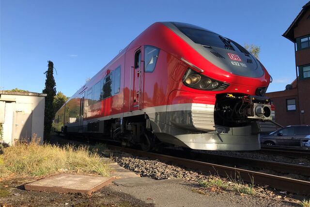 Zu sehen ist die Emschertalbahn RB43, hier am Bahnhof Castrop-Rauxel Süd an der Oberen Münsterstraße.