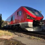 Zu sehen ist die Emschertalbahn RB43, hier am Bahnhof Castrop-Rauxel Süd an der Oberen Münsterstraße.