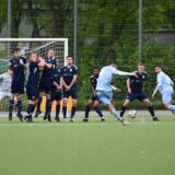 Ein letzter Versuch, die Niederlage noch abzuwenden: Paul Richter (Nr. 8) schießt den Freistoß für den SSC an der Mauer, aber auch am Tor vorbei.