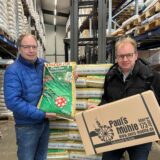 Die Brüder Christof Paul und Hendrik Paul von Pauls Mühle in Recklinghausen stehen vor einer Ladung Rasendünger in ihrem Lager.