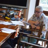 Bodo Stratmann sitzt mit Unterlagen an einem Tisch.