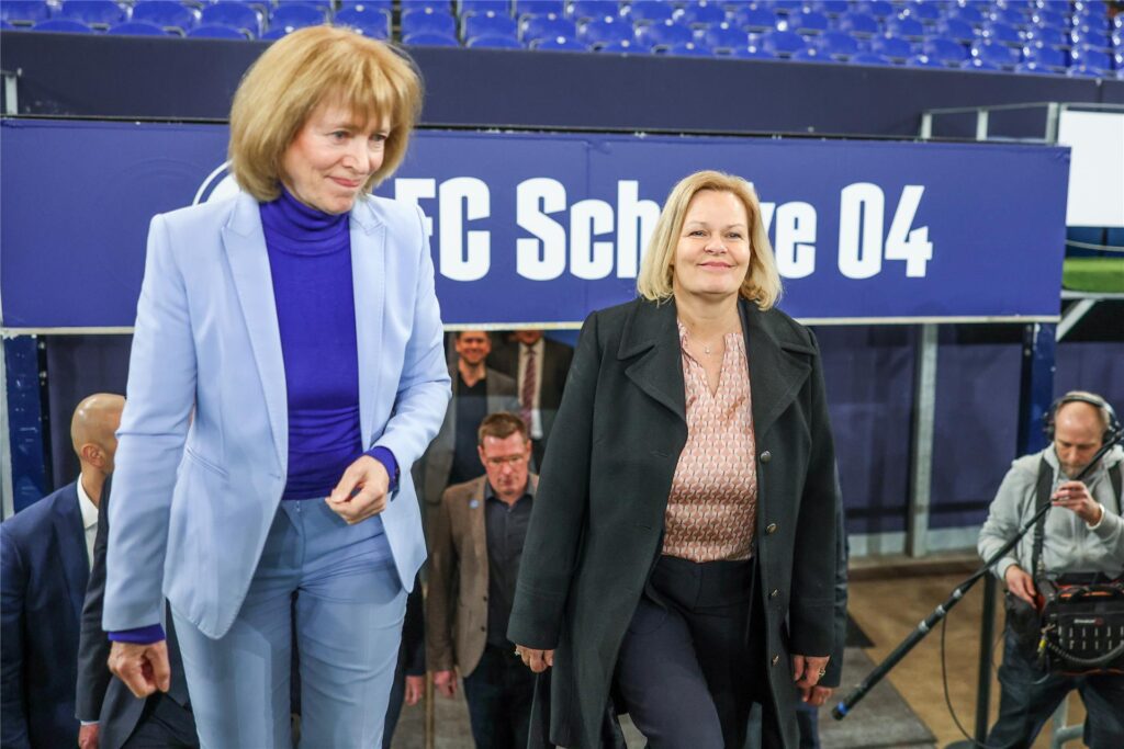 Bundesinnenministerin Nancy Faeser (r.) war kürzlich zu Gast in der Veltins-Arena und wurde unter anderem von Oberbürgermeisterin Karin Welge empfangen.