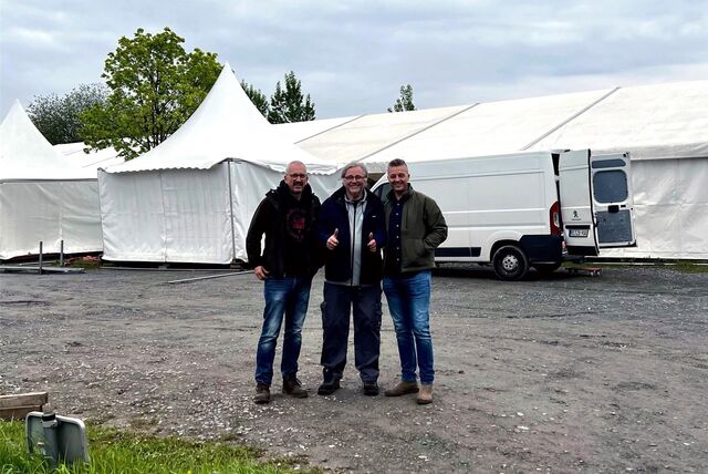 Klaus Walter, Kalli Hüning und Dirk Werdelmann vor dem Zelt auf dem Parkplatz an der Brandheide in Castrop-Rauxel-Frohlinde.