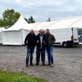 Klaus Walter, Kalli Hüning und Dirk Werdelmann vor dem Zelt auf dem Parkplatz an der Brandheide in Castrop-Rauxel-Frohlinde.