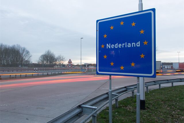Ein Schild mit der Aufschrift „Nederland“ steht am deutsch-niederländischen Grenzübergang bei Gildehaus.