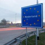 Ein Schild mit der Aufschrift „Nederland“ steht am deutsch-niederländischen Grenzübergang bei Gildehaus.