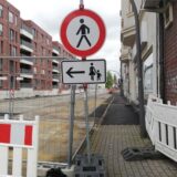 Der Fußweg durch die Baustelle an der Wickingstraße/Oerweg in Recklinghausen ist ausgeschildert und mit Baken gesichert.