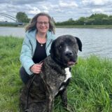 Katharina Woisczyk-Sieloff und ihr Hund Buddy, eine italienische Dogge, an der Unfallstelle am Datteln-Hamm-Kanal.