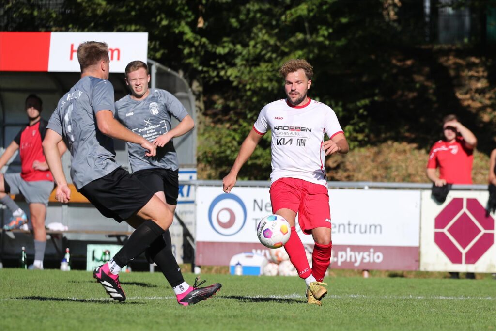 Maximilian Kadura treibt den Ball. Maximilian Kadura treibt den Ball.