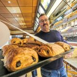 Der Chef der Recklinghäuser Bäckerei Martin präsentiert ein Tablett mit Schokobrötchen