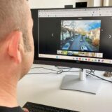 Ein Mann blickt auf einen Computerbildschirm, auf dem ein Foto eines Straßenzuges in Herten-Bertlich abgebildet ist.