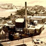 Die Bildkombi zeigt Klaus-Joachim Schlegel und die Brauerei an der Dortmunder Straße, die auch seinen Namen trug.