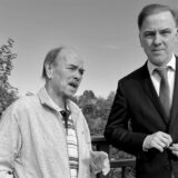 Werner Weinhold und Burkhard Benecken stehen in der Nähe der Glatzer Straße auf der Brücke über den Gleisen, auf der die S9 durch Marl fährt.