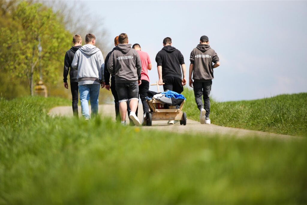 Jugendliche machen am 1. Mai eine Wanderung mit einem Bollerwagen. Jugendliche machen am 1. Mai eine Wanderung mit einem Bollerwagen.