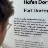 Am Aufgang zu den Gleisen 21/23 im Dortmunder Hauptbahnhof befinden sich die Texte. Ein Passant hatte hier Korrekturen mit einem schwarzen Filzstift eingefügt. Ein fehlendes Komma hat die Person jedoch übersehen.