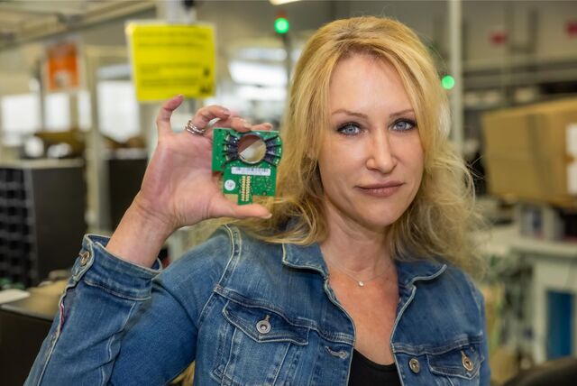 Maja Voss leitet das Familienunternehmen Tintometer an der Schleefstraße in Aplerbeck. Hier zeigt sie einen Teil der Optik eines Photometer-Gerätes.