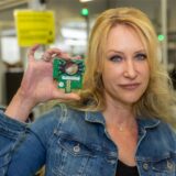 Maja Voss leitet das Familienunternehmen Tintometer an der Schleefstraße in Aplerbeck. Hier zeigt sie einen Teil der Optik eines Photometer-Gerätes.