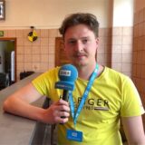 Tim Hübbertz spricht in ein Mikrofon-