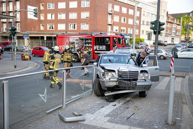 Der Mercedes ist in Essen in eine Haltestelle gefahren.