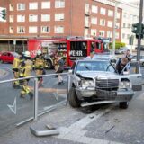 Der Mercedes ist in Essen in eine Haltestelle gefahren.