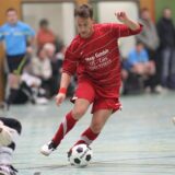 Vadim Glöckner dribbelt in der Halle am gegnerischen Torhüter vorbei.