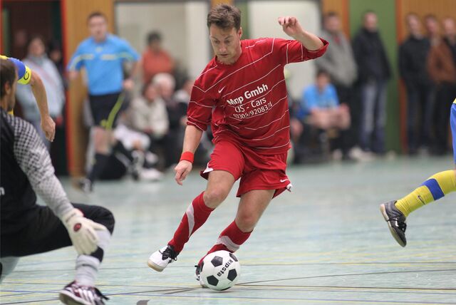 Vadim Glöckner dribbelt in der Halle am gegnerischen Torhüter vorbei.