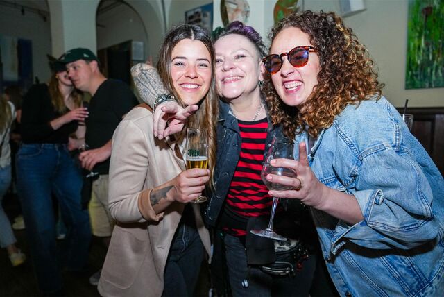 Tanz in den Mai 2024 in Recklinghausen: Drei Frauen mit Gläsern in den Händen lächeln in die Kamera.