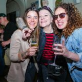 Tanz in den Mai 2024 in Recklinghausen: Drei Frauen mit Gläsern in den Händen lächeln in die Kamera.