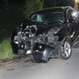 Nach dem schweren Unfall am Dienstagabend (30. 4.) musste der Unfallwagen abtransportiert werden.