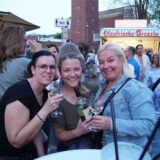 Freundliche Menschen feiern und lächeln in die Kamera