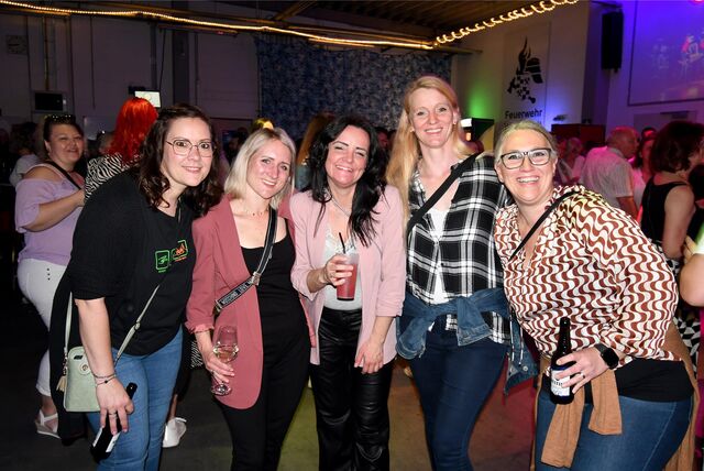 Beim Tanz in Mai der Freiwilligen Feuerwehr Westerholt haben sich fünf Frauen zum Gruppenfoto nebeneinander aufgestellt und lächeln freundlich in die Kamera.