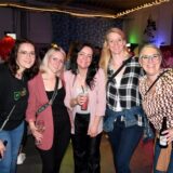 Beim Tanz in Mai der Freiwilligen Feuerwehr Westerholt haben sich fünf Frauen zum Gruppenfoto nebeneinander aufgestellt und lächeln freundlich in die Kamera.