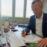Frank Benölken, Chef der Bundesagentur für Arbeit in Recklinghausen, sitzt an seinem Schreibtisch und betrachtet ein Schreiben aus der Reichsbürgerszene.