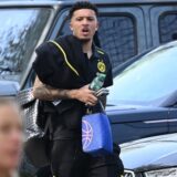 Jadon Sancho trägt einen Kulturbeutel.